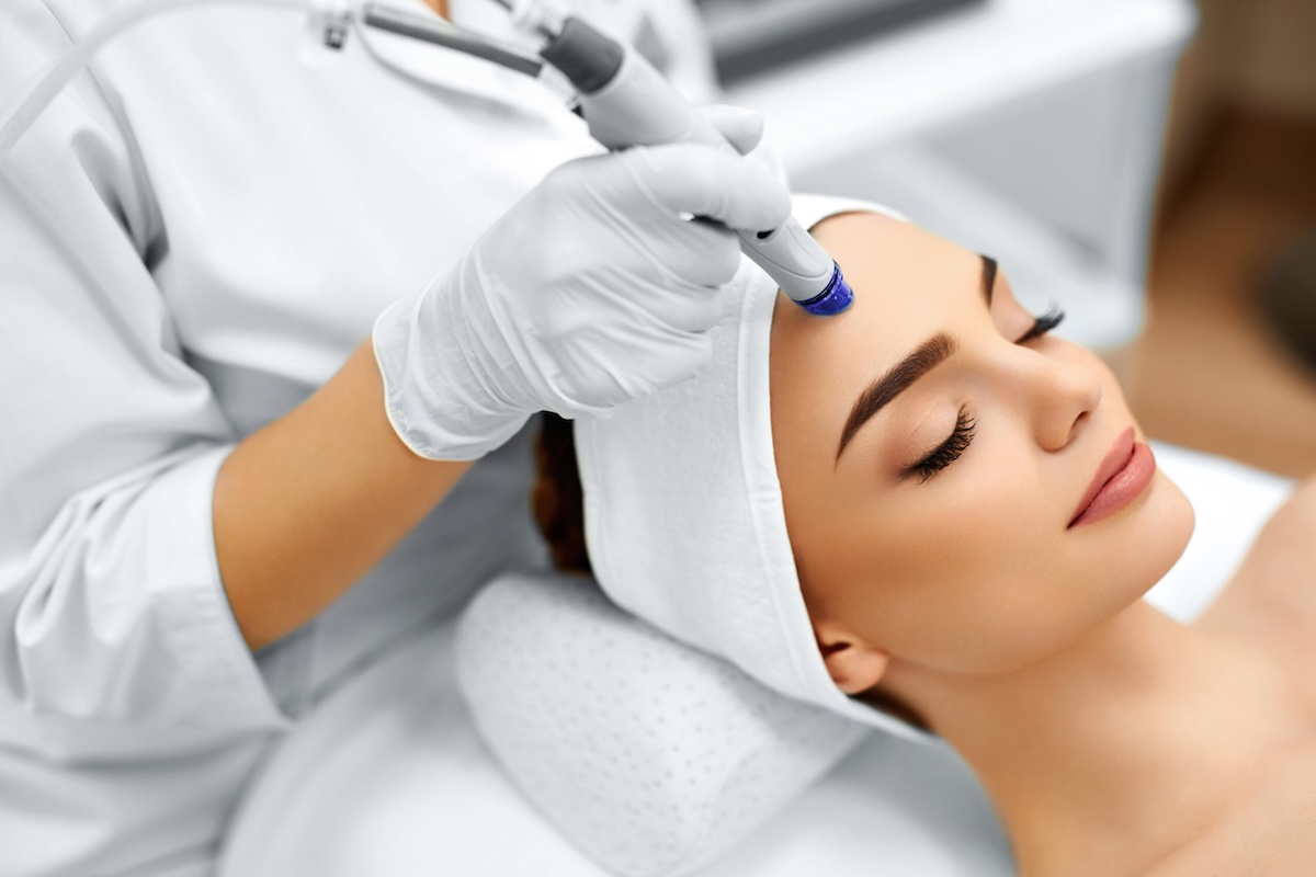 Hydrafacial treatment in Miami at Novaskin Med Spa using medical-grade technology for deep cleansing and hydration